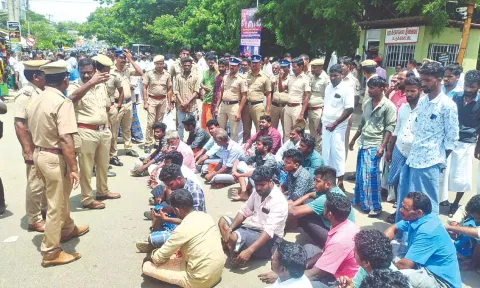 Kin of Veeraiyan (inset) protest at Pattukkottai station on Thursday