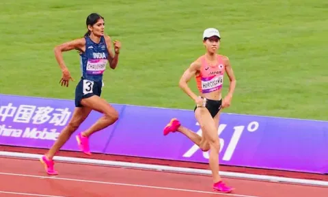 Parul Chaudhary wins a gold medal in the Women’s 5000m at the Asian Games. (X/@Media_SAI)