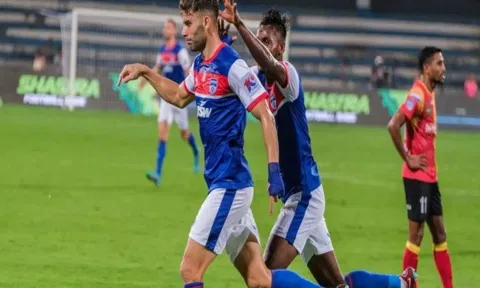 Bengaluru FC and East Bengal FC team in action (Image: ISL)