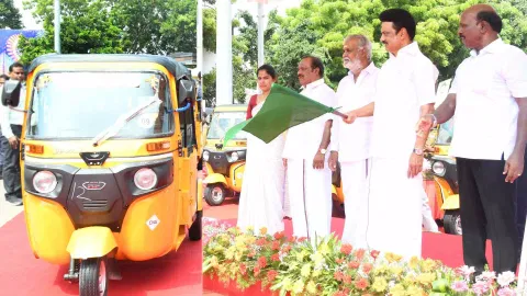 Stalin hands over auto rickshaw to 148 women auto drivers, 2 transgenders