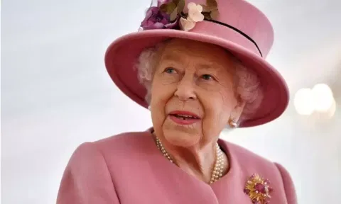  Queen Elizabeth II