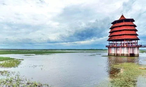 The officials issued notice for the people in the low-lying areas. 
