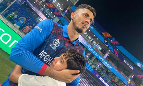 Mujeeb ur Rahman with young fan (Photo: Mujeeb ur Rahman/ Twitter)