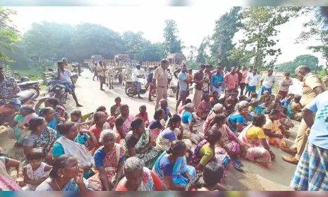 Left out of KMUT, women stage road blockade in Tiruvaiyaru on Friday.