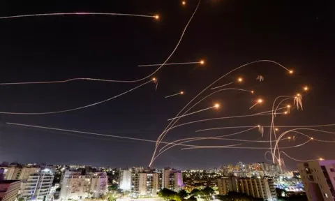 Israel's Iron Dome anti-missile system intercepts rockets launched from the Gaza Strip (Photo: Reuters)