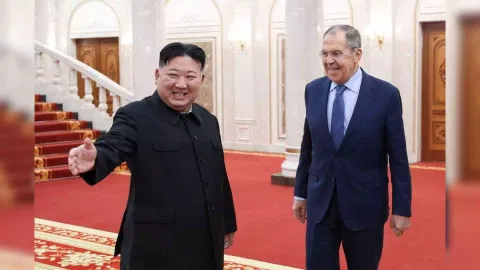 North Korean leader Kim Jong Un welcomes Russian Foreign Minister Sergei Lavrov during a meeting in Pyongyang, North Korea, October 19, 2023. (Photo/Reuters)