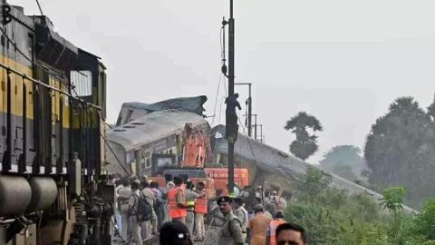 Rescue workers and police officials stand next to damaged coaches following a collision between two passenger trains in Vizianagaram district of Andhra Pradesh (Photo/Reuters)