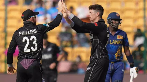 New Zealand's Mitchell Santner celebrates with teammates after taking the wicket of Sri Lanka's Angelo Mathews (PTI) 