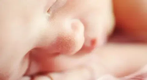 'Delaying cord clamping may halve death risk in premature babies'