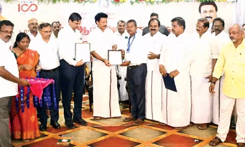 Anbil Mahesh Poyyamozhi distributing Dr SR Aranganathan Award for the Best Library in Mayiladuthurai district organised by the Directorate of Public Library