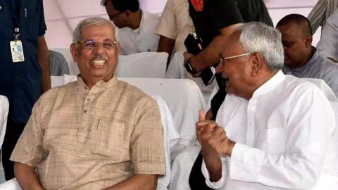 Governor Rajendra Vishwanath Arlekar with CM Nitish Kumar (ANI)