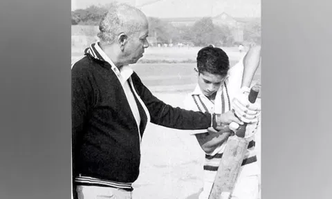 Sachin Tendulkar with Ramakant Achrekar. (Photo: Sachin Tendulkar Twitter)