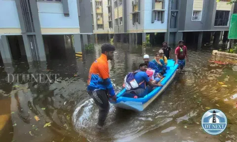 People being rescued in fishing boats (Photo: Justin George)