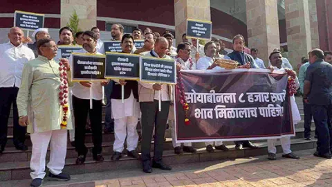 Opposition leaders stage protest in Nagpur (Photo/ANI)
