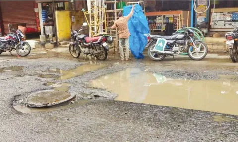 Sewage water overflows in Vivekananda Road in Kolathur
