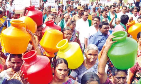 Women leading the protest with empty pots