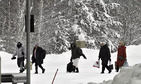 Migrants arrive to vaalimaa border check point between Finland and Russia (AP)