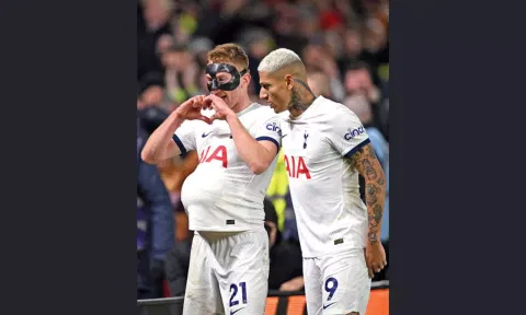 Goalscorers Dejan Kulusevski (L) and Richarlison