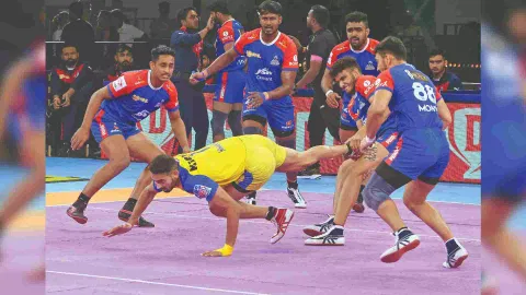 Himanshu being tackled by Haryana Steelers