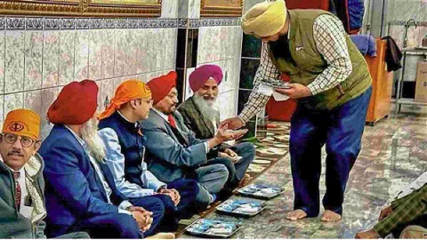 Acting Consul General of India in New York Varun Jeph with others at Gurdwara Baba Makhan Shah (Photo: PTI)