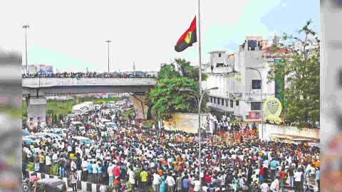 DMDK flag flies half mast as crowds swarmed party headquarters in Koyambedu on hearing the demise of Vijayakant (Photo: Hemanthan M)