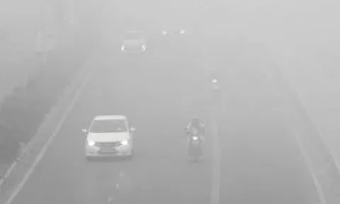 Reduced visibility in New Delhi due to dense fog (IANS)