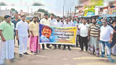 Various organisations and traders associations paid tribute to the leader by sprinkling flowers and lighting candles 