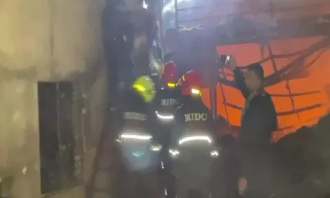 Fire department teams at glove factory in Chhatrapati Sambhajinagar (ANI)