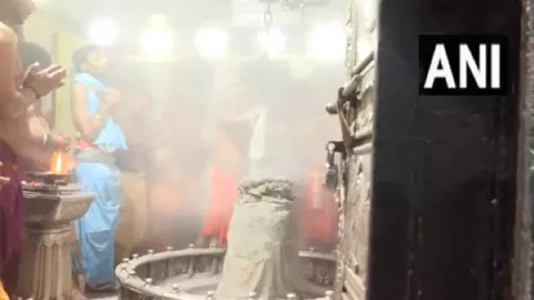 Bhasma Aarti being performed at Mahakal Temple (ANI)