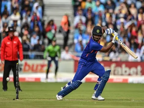 Rishabh Pant (X)