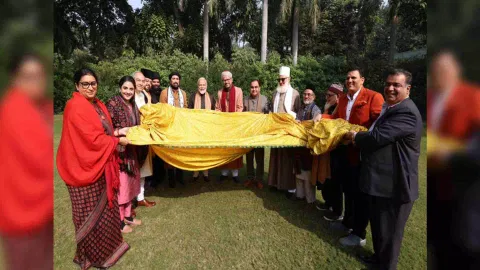 Prime Minister Narendra Modi handing over sacred Chadar to be offered at Ajmer Sharif Dargah (Photo Courtesy: narendramodi/X)