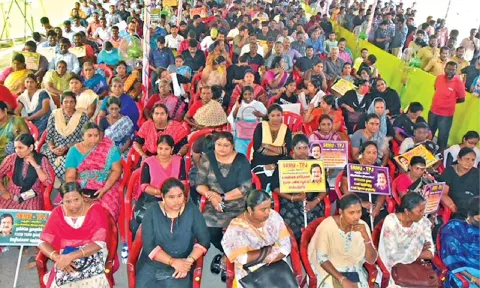 SRMU members staging hunger strike in Tiruchy on Thursday