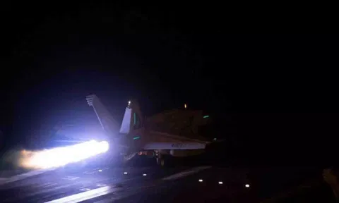 Jet taking off (TPS)