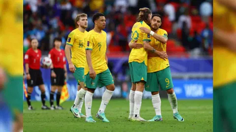  Australia's Bruno Fornaroli and Jackson Irvine celebrate after the match (Photo/Reuters)