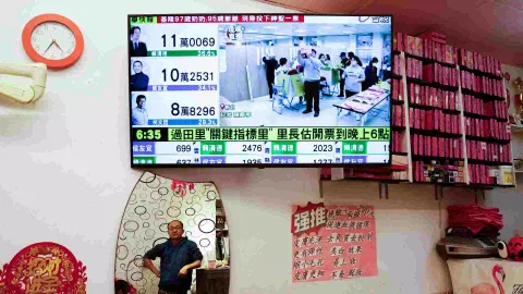 A screen shows a news update on the polling in the presidential and parliamentary elections in Taipei, Taiwan (Photo/Reuters)