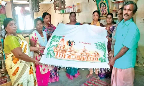 Anakaputhur weavers with the specially made saree for Goddess Sita ahead of idol installation at Ayodhya