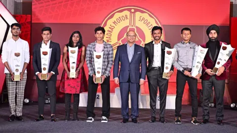 (from left to right): Chetan Surineni, Diljith TS, Lani Zena Fernandez, KY Ahamed, Arun Mammen (Vice-Chairman and MD, MRF Tyres),
Sandeep Kumar, Deepak Ravikumar, Angad Matharoo and Vignesh Goud