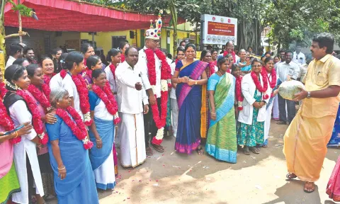 UPHC staff being honoured by Mayor Shan Ramanathan in Thanjavur on Wednesday
