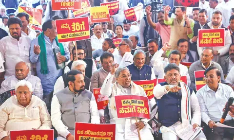Karnataka CM Siddaramaiah leads a protest against distribution of federal funds by Union government, in New Delhi on Wednesday