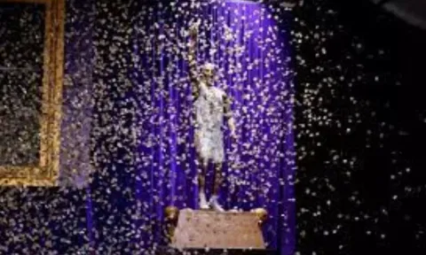 Kobe Bryant gets bronze statue (AP)