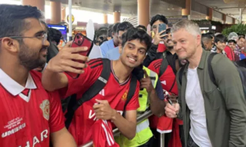  Ole Gunnar Solskjaer taking selfie with fans 