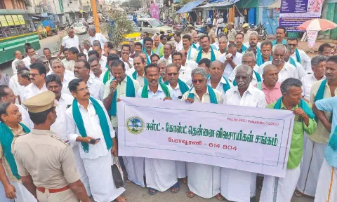  Thanjavur coconut farmers staged a protest on Tuesday