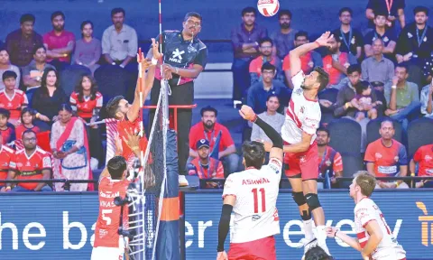 Calicut Heroes and Kolkata Thunderbolts players in action during the match