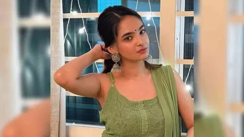  Actress Anushka Sen