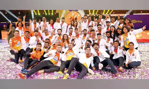 Puneri Paltans pose with the PKL trophy after defeating Haryana Steelers in the final 