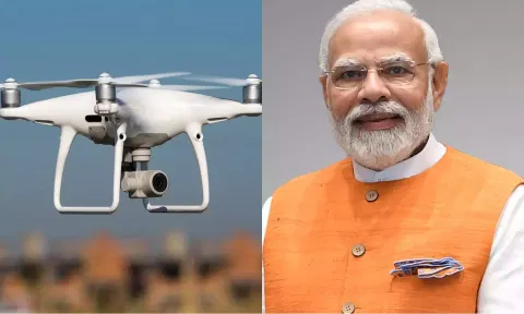 PM Narendra Modi (R)