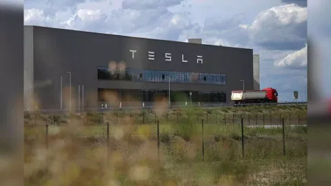 Tesla (Reuters)