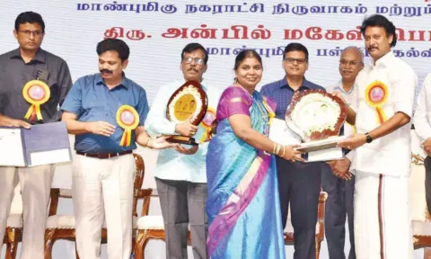 Minister Anbil Mahesh Poyyamozhi distributing awards to headmasters in Tiruchy on Wednesday