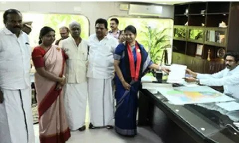  Kanimozhi Karunanidhi files her nomination papers (IANS)