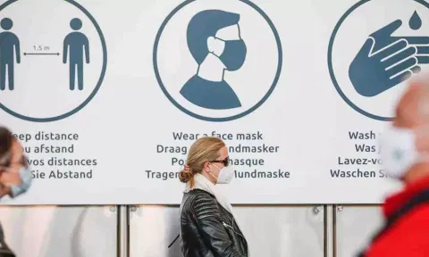 People wearing facemasks as mandated during Covid times